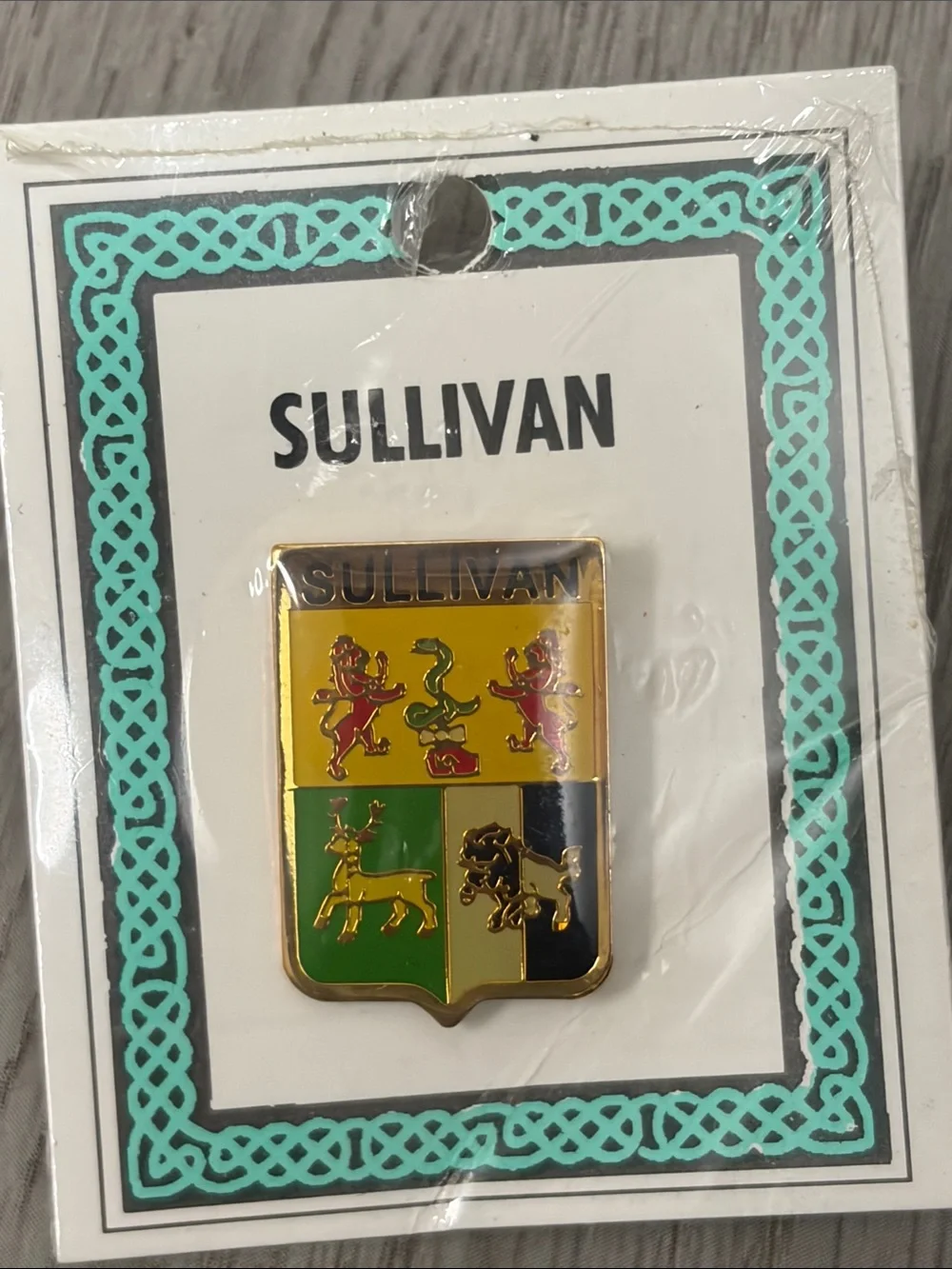 Broche con el escudo de armas irlandés, emblema de O'Sullivan...